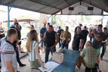 В мэрии Днепра объяснили противоправность действий представителей лодочной станции «Волна»