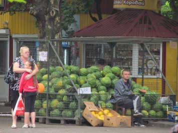 После кваса - арбузы: одесская мэрия намерена очистить улицы города от бахчевых колодцев