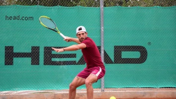 Испанский теннисист размолотил ракетку и швырнул за ограждение