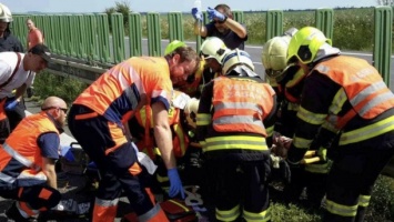 В Чехии школьный автобус влетел в фуру: десятки раненых