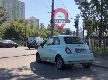 В Киеве "герой-парковки" оставил машину на светофоре
