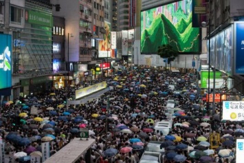 Полиция применила резиновые пули против толпы митингующих в Гонконге (обновлено)