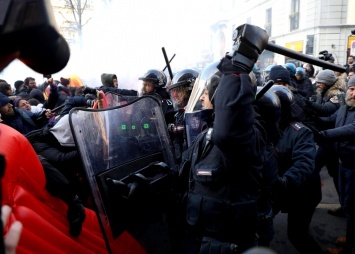 Бойня началась под стенами парламента, полиция открыла огонь: власть готовит скандальный закон