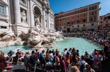 Запрещено гулять без футболки и есть фастфуд: В Риме новые правила поведения для туристов