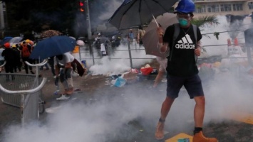 Полиция начала стрелять по демонстрантам в Гонконге