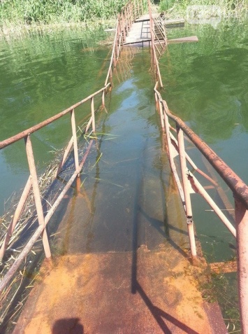 Понтонный мост в Кривом Роге затопили, выкрутив болты, - ФОТО