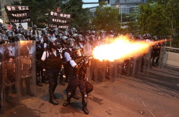 В Гонконге полиция применила резиновые пули против демонстрантов