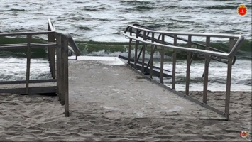 Недоделанный пандус, нет медпункта и туалетов: одесские чиновники обвиняют друг друга в проблемах пляжа для инвалидов