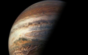 Космический корабль сделал невероятный снимок "бездны Юпитера"
