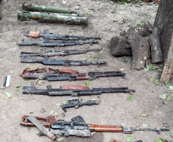 В Донецкой области нашли тайник с гранатометами и пулеметами, - ФОТО