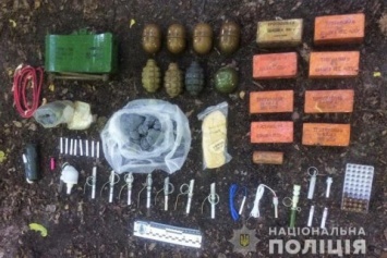 На Лысой горе в Киеве обнаружили тайник с арсеналом оружия и взрывчатки