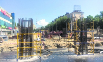 Металлические пролеты вместо бетонных: В Киеве начали собирать Шулявский путепровод