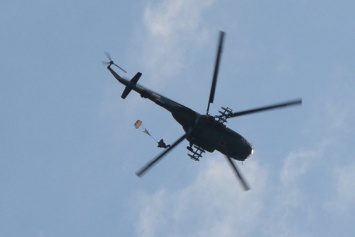 Николаевские десантники показали отработку парашютных прыжков на воду, - ФОТО