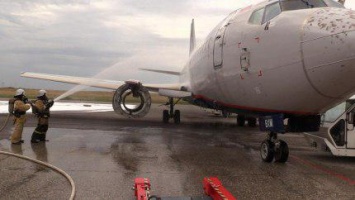 В аэропорту «Симферополь» сотрудники МЧС устроили пенную «атаку» пассажирскому лайнеру