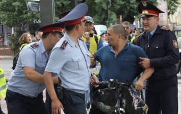 В Казахстане за участие в митингах задержали почти тысячу человек