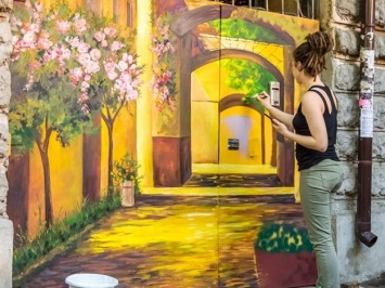 Стрит-арт: художница нарисовала картину на воротах одесского дворика
