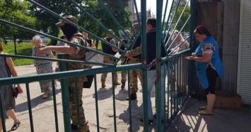 Вооруженные автоматчики в форме захватили рынок в Симферополе (ФОТО+ВИДЕО)