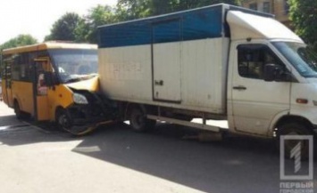 На Днепропетровщине водитель пассажирской маршрутки уснул за рулем и влетел в грузовик