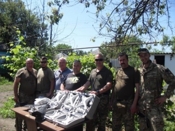 Южноукраинские волонтеры-атомщики вручили квадрокоптеры военным в зоне проведения ООС
