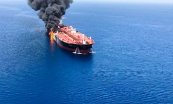 В Оманском заливе произошли взрывы на двух танкерах, возможно нападение