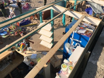 Муниципалы снесли два пляжных бара в Черноморке