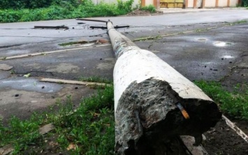 Буря на Днепропетровщине: молния повалила фонарный столб