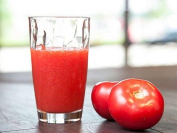 И полезный, и опасный: российские врачи о свойствах томатного сока