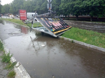 На Днепропетровщине из-за непогоды падают деревья и улетают билборды