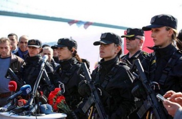 «Суровый автомат для нежных рук»: Новое оружие женского спецназа Турции обсуждают в сети
