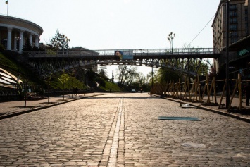 В Киеве на два месяца закроют пешеходный мост на Аллее Небесной Сотни