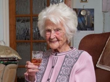 В 112 лет скончалась старейшая жительница Великобритании, ежедневно выпивавшая виски