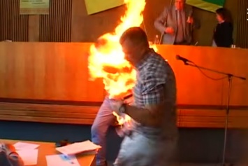 На Житомирщине мужчина устроил самосожжение на сессии горсовета: жуткое видео 18+