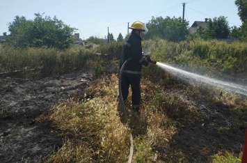Пять раз за сутки спасатели Херсонщины тушили пожары сухостоя