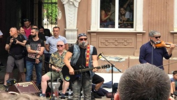 Легендарный российский музыкант сыграл посреди улицы в Херсоне