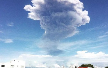 Вблизи Мехико вулкан выбросил столб пепла высотой в 5 км