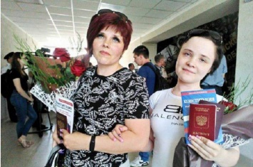 Жители «ДНР» хвалятся своими российскими паспортами