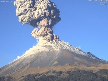 Вулкан в Мексике выбросил столб пепла высотой 5 км