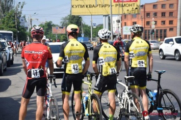 По Одессе проехались участники стокилометровой велогонки