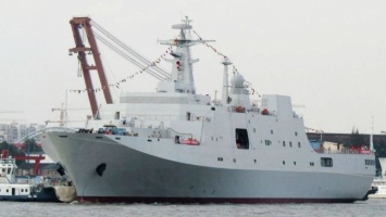 Китай спустил на воду один из самых крупных в своей истории боевых кораблей