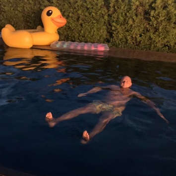 Потап показал, как плавает в бассейне без Насти рядом с надувной желтой уткой. Фото