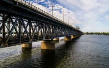ЧП в Днепре: мужчина спрыгнул с Амурского моста
