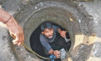 В индийском штате Гуджарат погибли семеро человек во время чистки канализации в отеле
