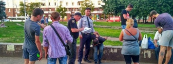 В Днепре на Вокзальной площади мужчина хотел отнять у женщины украшения: его задержали прохожие