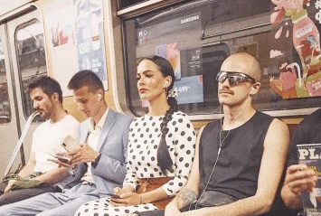 Астафьева обольстила киевский метрополитен платьем в горошек: аж в пот бросает, фото