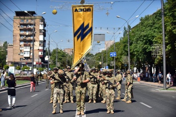 В Мариуполе провели военный парад к годовщине освобождения от "ДНР"