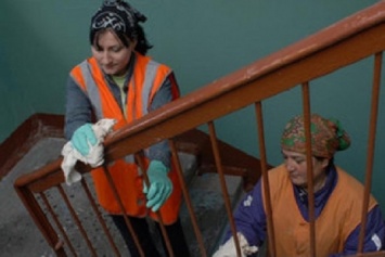 Мыть асфальт, лестницы подъезда и окна: напомним, что обязаны делать ЖЭКи в Днепре