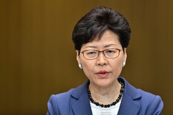 Глава правительства Гонконга извинилась перед тысячами протестующих