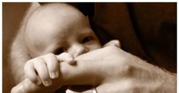 Инстамама: Меган Маркл опубликовала новое фото принца Гарри и их сына в соцсети