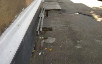 Жители Бердянска ликвидируют скамейки во дворах (ФОТО)