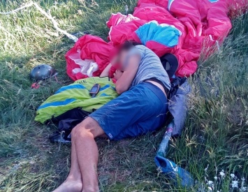 Ялтинец повредил позвоночник при падении с параплана в крымских горах